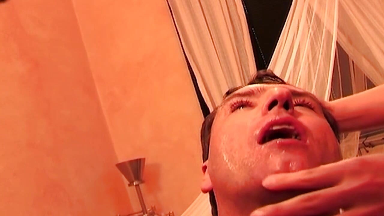 Două mame sexy excitate îi udă fața în lacrimi neglijaculate
