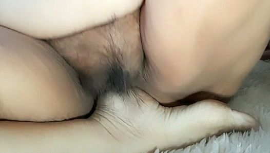 Haarige Muschi mit meinen nackten Füßen masturbieren. Reife Latina-Oma