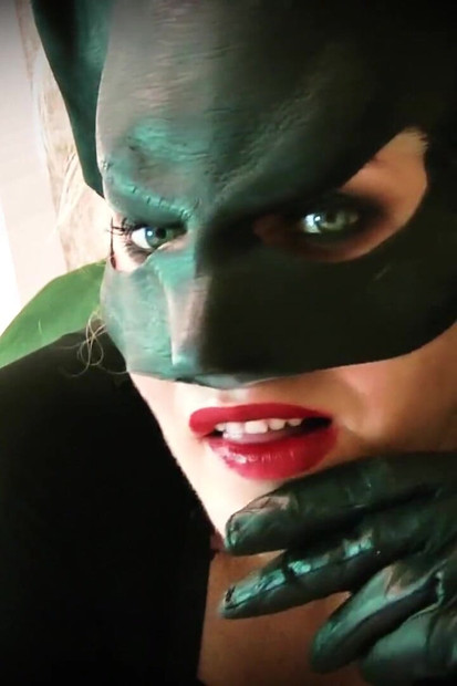 Batman uvězněn v uctívání bot Catwoman