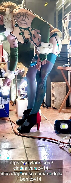 Transsexual Cintia Dildo enche seu cu apertado solo