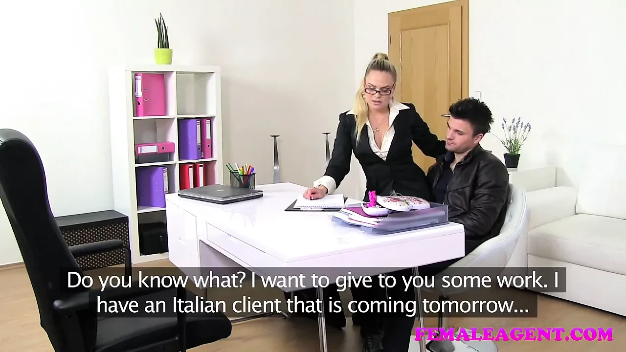 Femaleagent milf фіксує шпильки з розбитим серцем своїм язиком