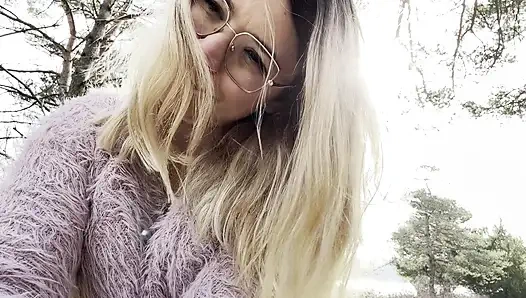 Vends-Ta-Culotte - превосходная французская девушка раздевается догола и мастурбирует на улице в любительском видео