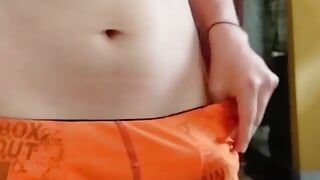 Cara gostoso com pau duro se filma nua e se masturba