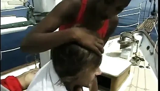 Model kulit hitam yang luar biasa mendapat kontol jauh di dalam memek basah setelah memanggang