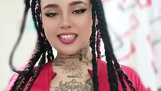 Caleña одна дома мастурбирует