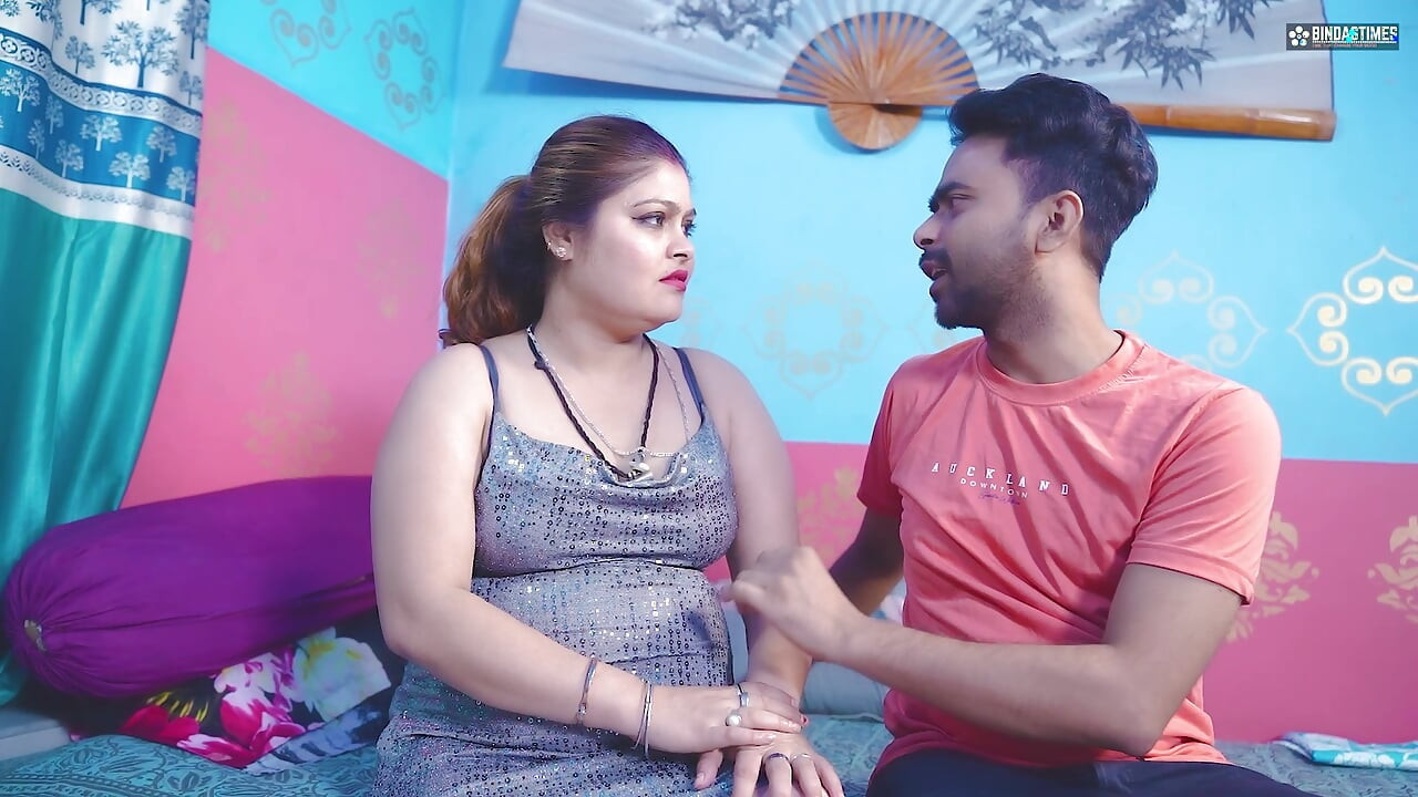 Une belle-mère desi audacieuse et excitée partage un lit avec ses deux beaux-fils en même temps, trio (audio en hindi)