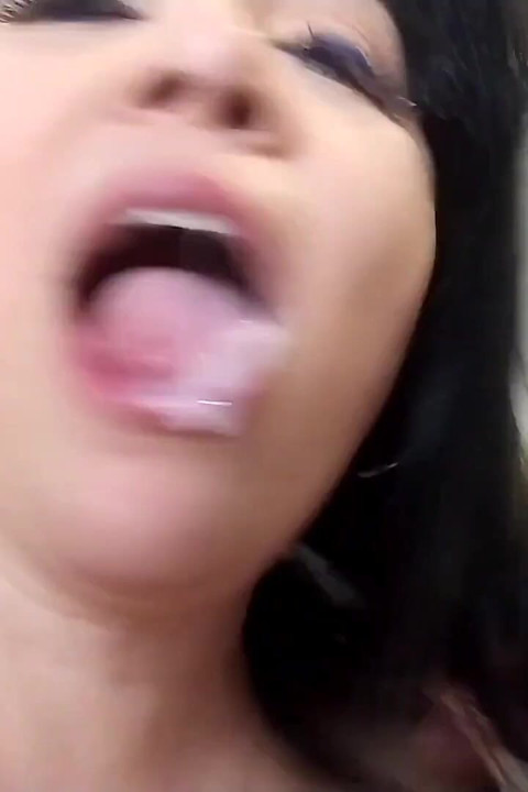 Soraya Carioca faz uma tatuagem e paga com sua Cuvisa