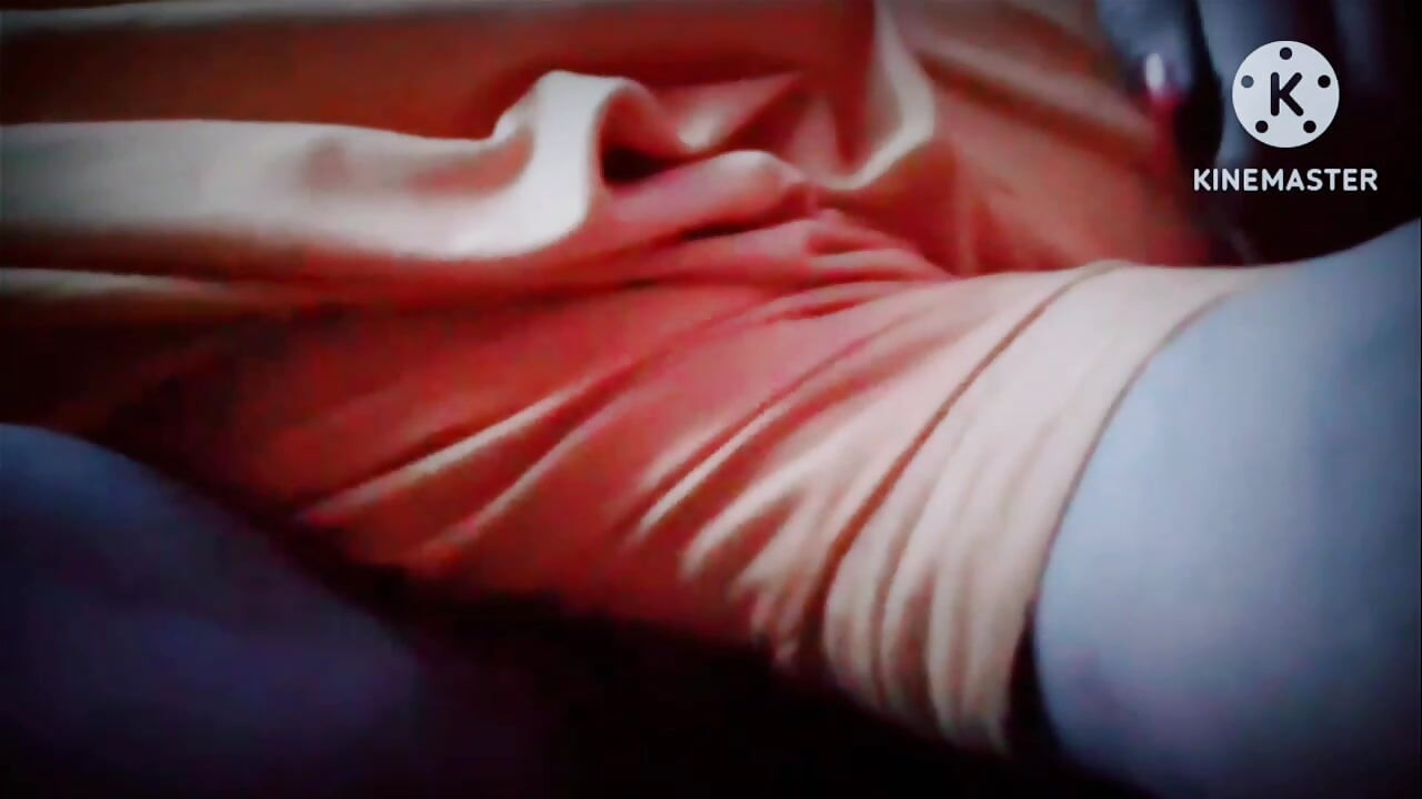 Solo girl goes on all fours to enjoy lots of fingering