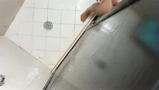 Meine schwiegerschwester unter der dusche