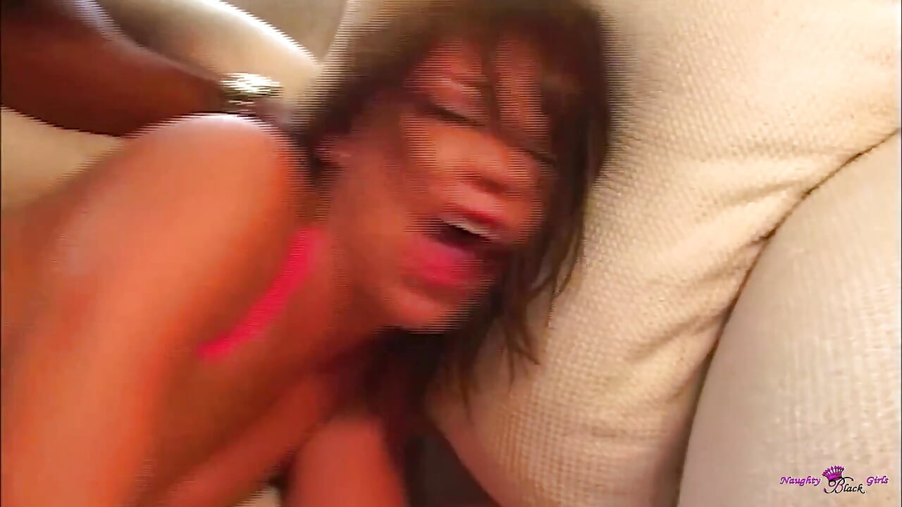 حصلت جميلة تدعى ميسي مونرو على أحمقها الضيق من قبل بي بي سي البرية.