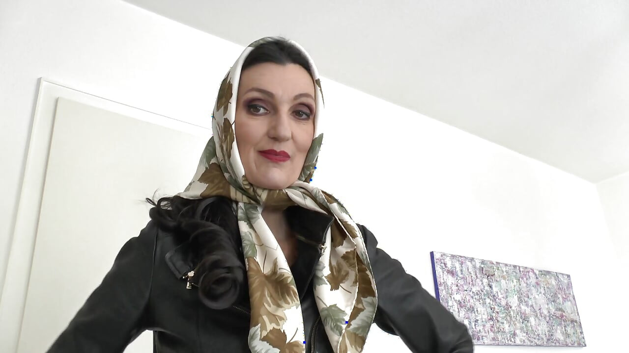 Prekrasne svilene marame na modnoj reviji, JOI, Lady Victoria Valente