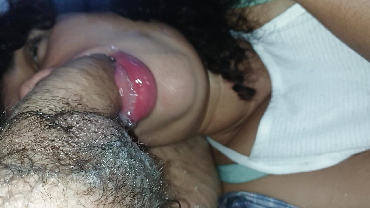 욕망 가득한 여자 입에 뜨거운 크림파이, 그녀는 좋아한다