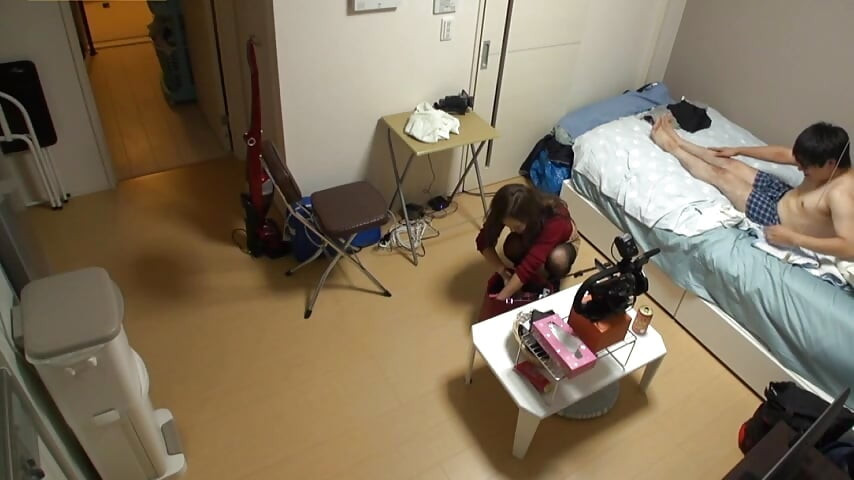 Похотливая красотка на работу, готовая превратить соблазн в незабываемую игру.