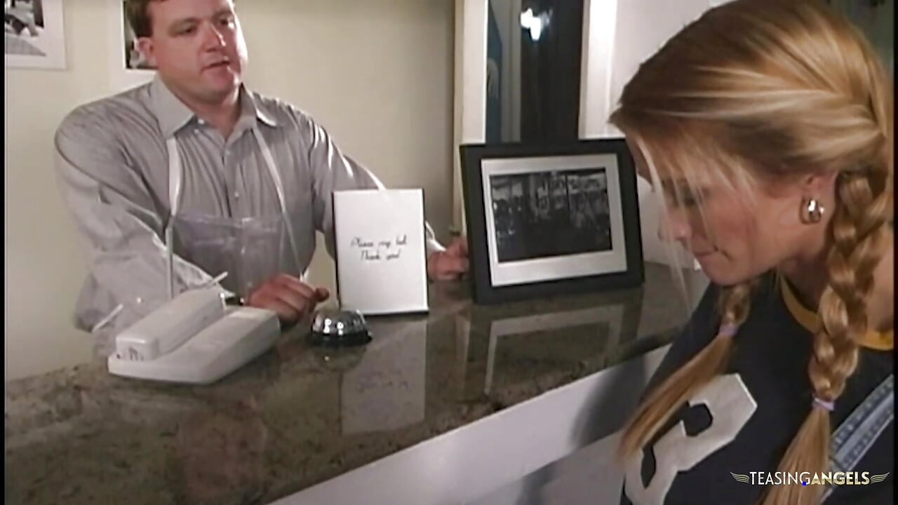 Μελαχρινή θεά του σεξ με τατουάζ που φοράει σέξι στολή γαμιέται σε ένα σκοτεινό δωμάτιο.