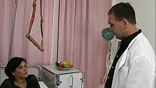 Einlauf, doktor fickt sexy schlampe im krankenhaus - Liter heißer einlauf