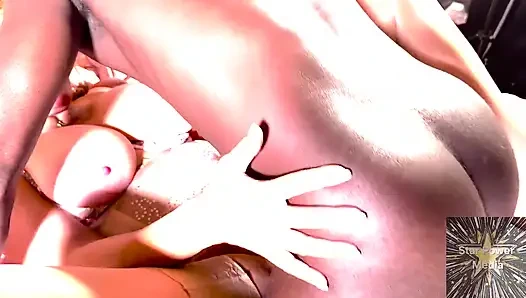 Si wanita dewasa andi james dientot sama besar pria kulit hitam atlas steele dengan fitur ganda