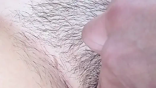 пальцами на автостоянке с молоком