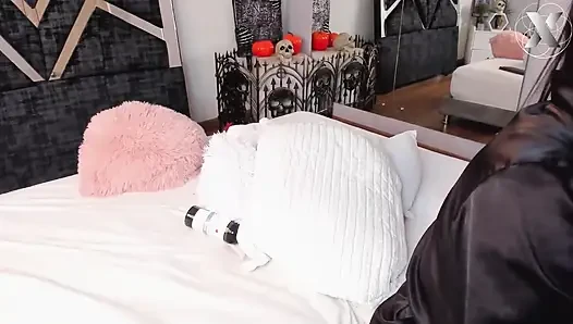 I Masturbate with My Thighs Shaking and My Eyes Rolling