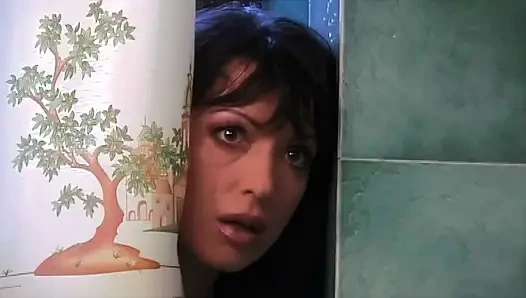 Pelacur ini mencuci penis pria itu dengan baik sebelum mengambilnya ke pantat