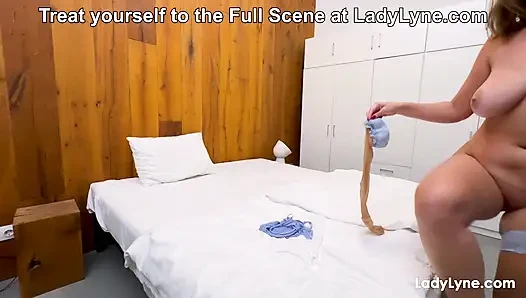 Ladylyne ateşli seks aftesi için duşa atlıyor ve amını damlatıyor