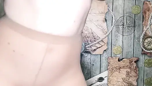 In strumpfhosen reibe ich meine klitoris und komme schnell, während ich meine brustwarzen und brüste kneift