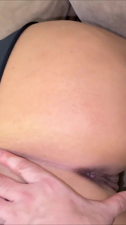 Stedmor med stor røv indrømmer, at hun kan lide analsex og lader mig være den første til at kneppe den vellystige røv | Klip 1