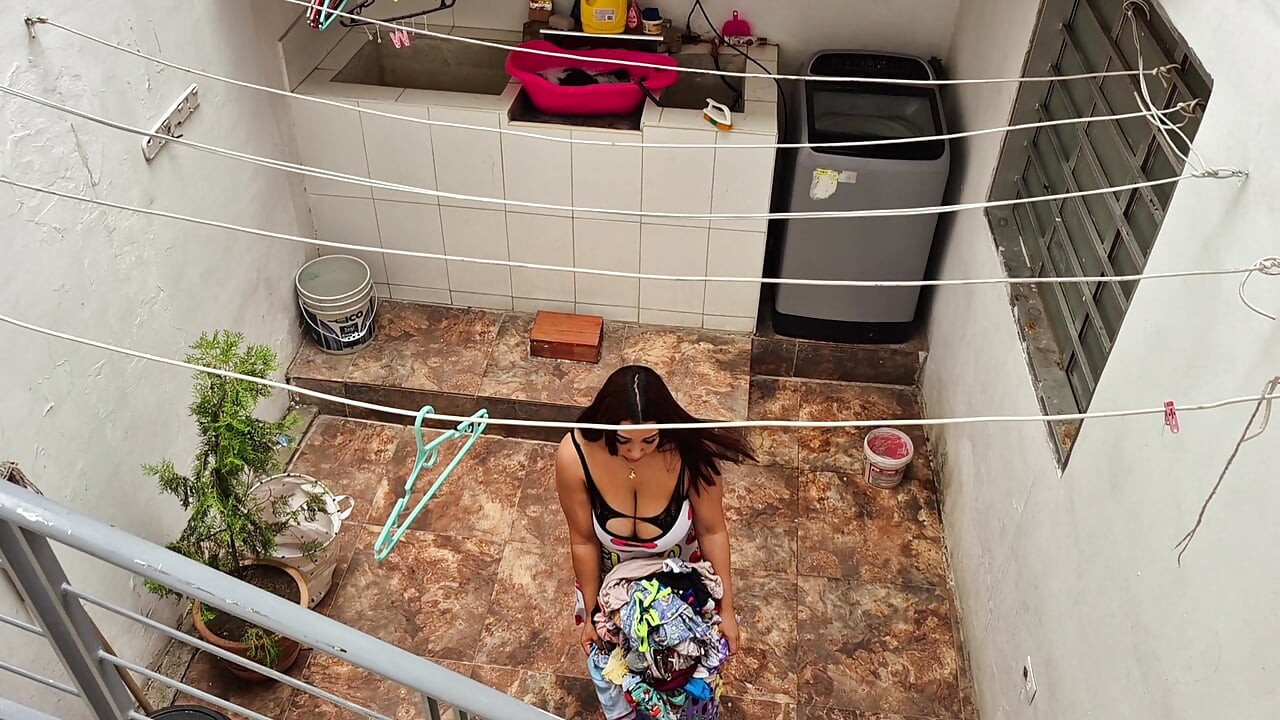 เพื่อนบ้านดูการซักเสื้อผ้าโดยเพื่อนบ้านของเธอ