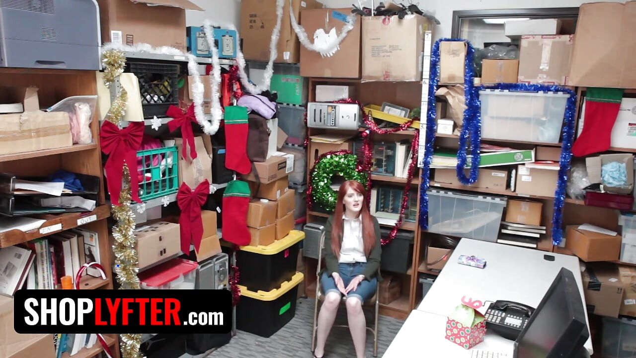 Shoplyfter - Страстна червенокоса мошеница Кристал Орхидея става на колене и гълта огромна порция сперма
