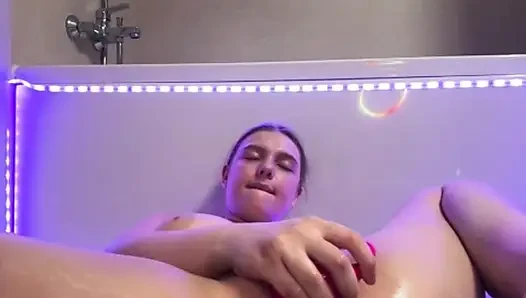 Büyük dildo sikiyor ve jucielussie ile emiyor
