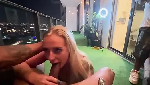 Büyük zenci yarağı şehir balkonunda sarışın pawg'i sikiyor