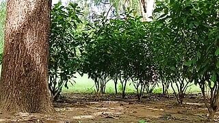 Sozinho na floresta e com tesão, tomando banho