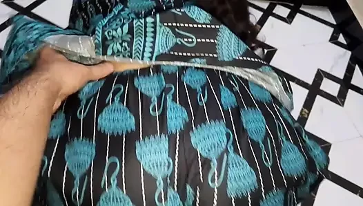 Hintli kadın mutfakta yemek pişiriyor, kocası ofise gitti ve sonra devar onu sikmek istiyor