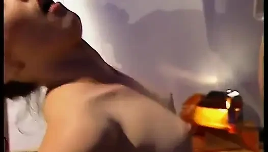 Model balerinin deliklerini fotoğraf çekiminde üç denizci dolduruyor