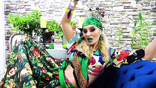 Kiss Poison Ivy 's Green Lips