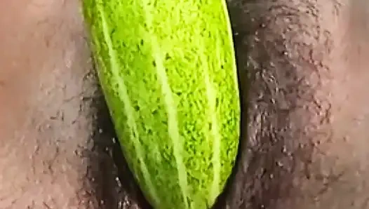 Юная студентка мастурбирует с использованием огурца