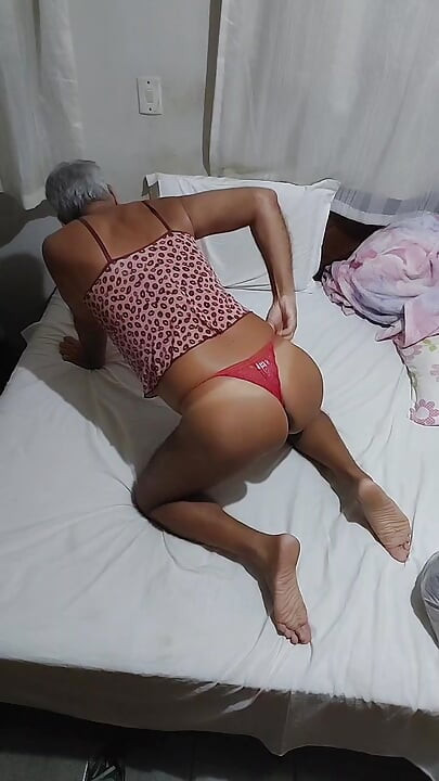 Ladysilva in bed doing live chat showing off her hot ass to her followers