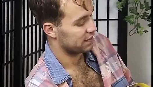 Şanslı adam genç tatlı sarışın kızların üçlü seks eylemine katıldı