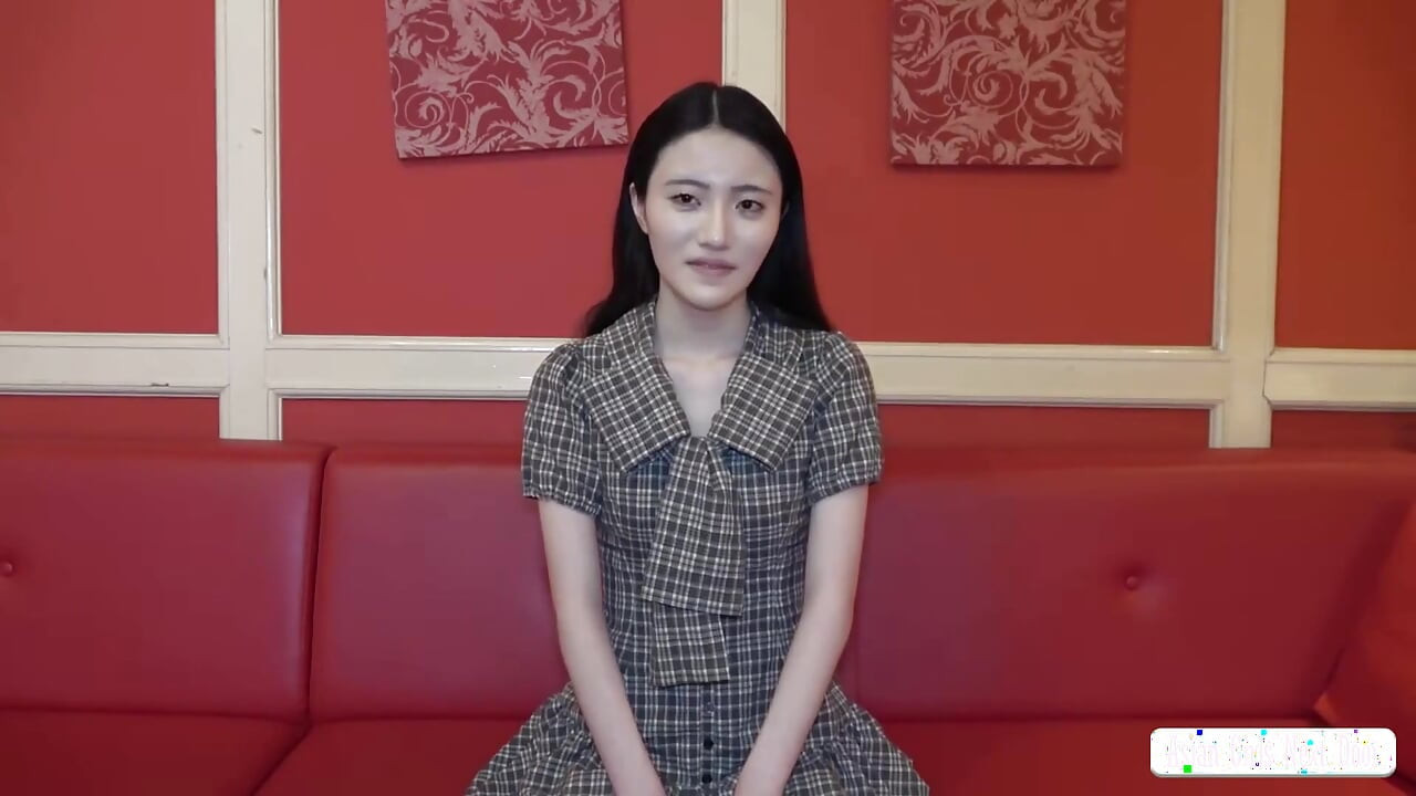 白磁のような肌と自然な魅力を持つ純白の美女が、初登場で忘れられない印象を残した