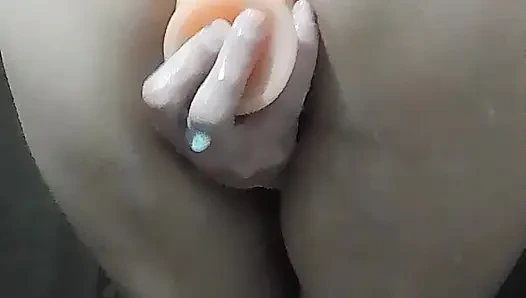 Heiße milf masturbiert in der dusche