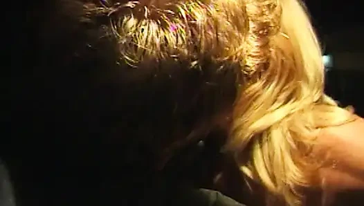 Versaute Taxifahrt: Heiße Blondine im Auto und auf dem Sofa