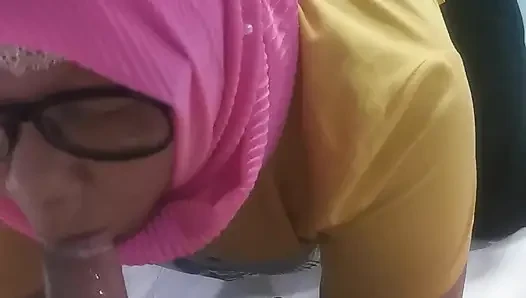 Indonesian housewife secretly met her husband before he returned home.