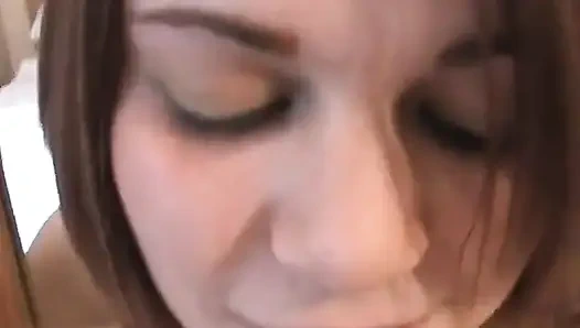 Daphne si cewek rambut cokelat yang hampir cukup umur lagi asik nyepong dan ngentot kontol tom