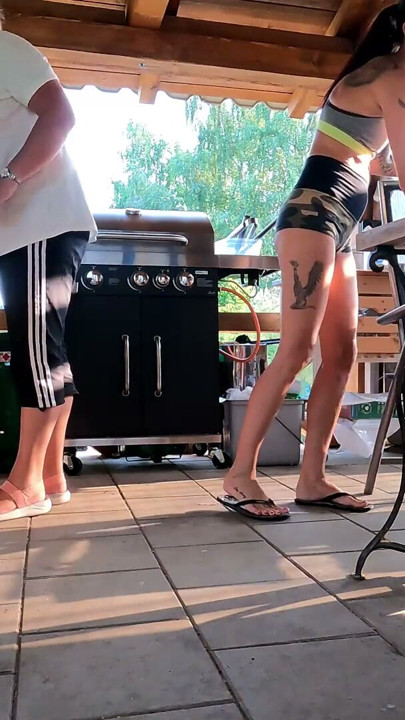 ノーパンでキツマンコのエロい美女たちがイースターを祝うため、隣人の家でBBQパーティー｜クリップ1