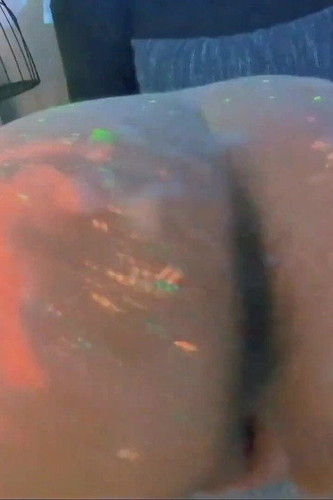 Awek bengkung Jerman yang bertetek besar berkongkek seperti gila dalam neon Light