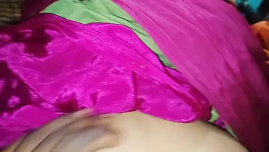 Bugün evin yanındaki üvey kız kardeş aynı anda hem göt hem de amcıkla vurdu.