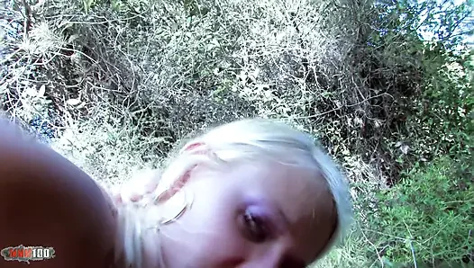 Seksi sarışın plajda götünü veriyor