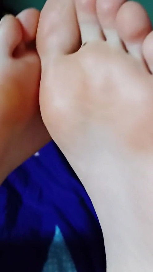 fucking beautiful babe in her mouth while she's showing her feet!!! | Clip 1