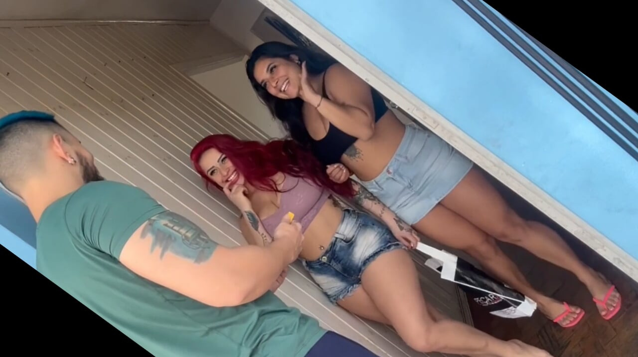 Delivery man surprised: Camila and Argentina Iara Call for Menage