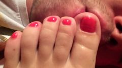De mooie rode tenen van mijn vrouw zuigen