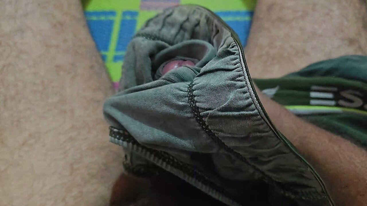 自慰 - 手淫并射在内裤上